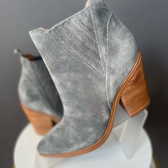 Marc fisher Gardi Gray Suede Pointed Toe Pull on Block heel ankle boot Size 5.5 - Picture 11 of 14